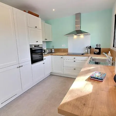House For 2 With Private Jacuzzi - Emerald Holiday home *